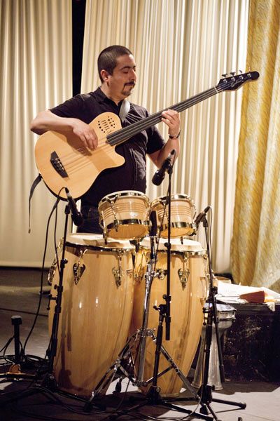 Rony Dávila : basse, guitare, voix