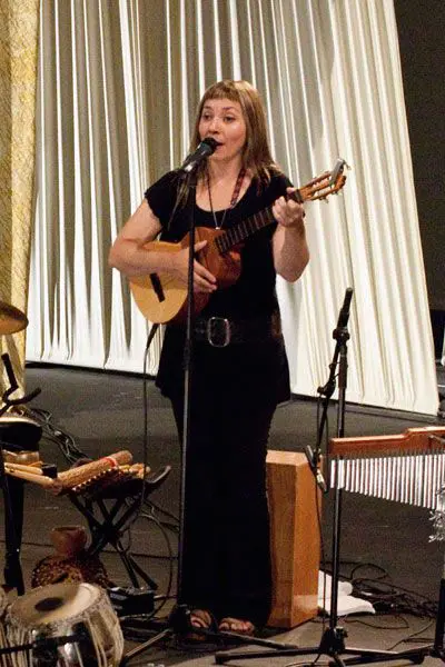 Sandra Ulloa : voix, cuatro, darbouka, cajón